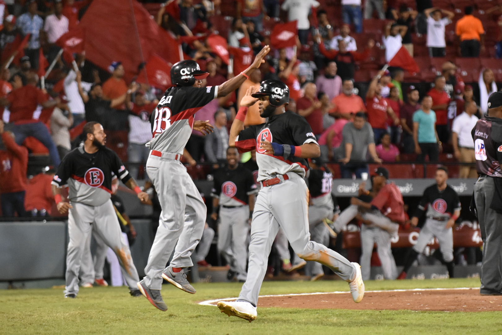 Manuel Margot anota la tercera carrera de los Leones en la octava entrada, donde los rojos anotaron en cuatro ocasiones.
