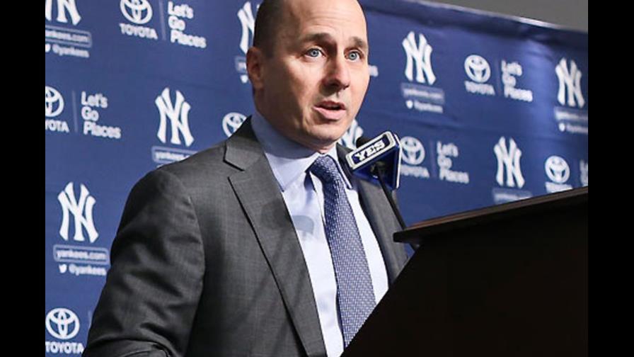 Gerente general de los Yankees es reconocido por los periodistas de Boston