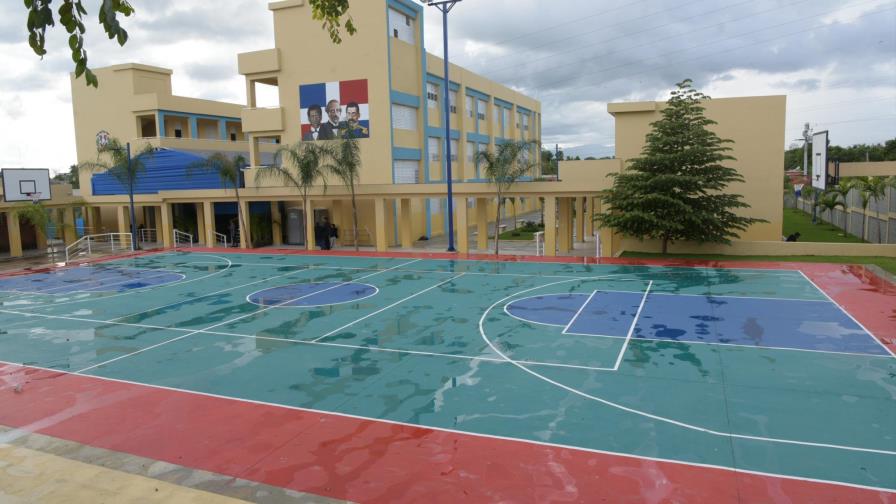 El presidente Medina inaugura escuela de 29 aulas en Los Alcarrizos