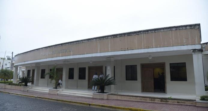 Ratifican prisión preventiva a profesor acusado de abuso sexual contra 13 estudiantes en Salcedo