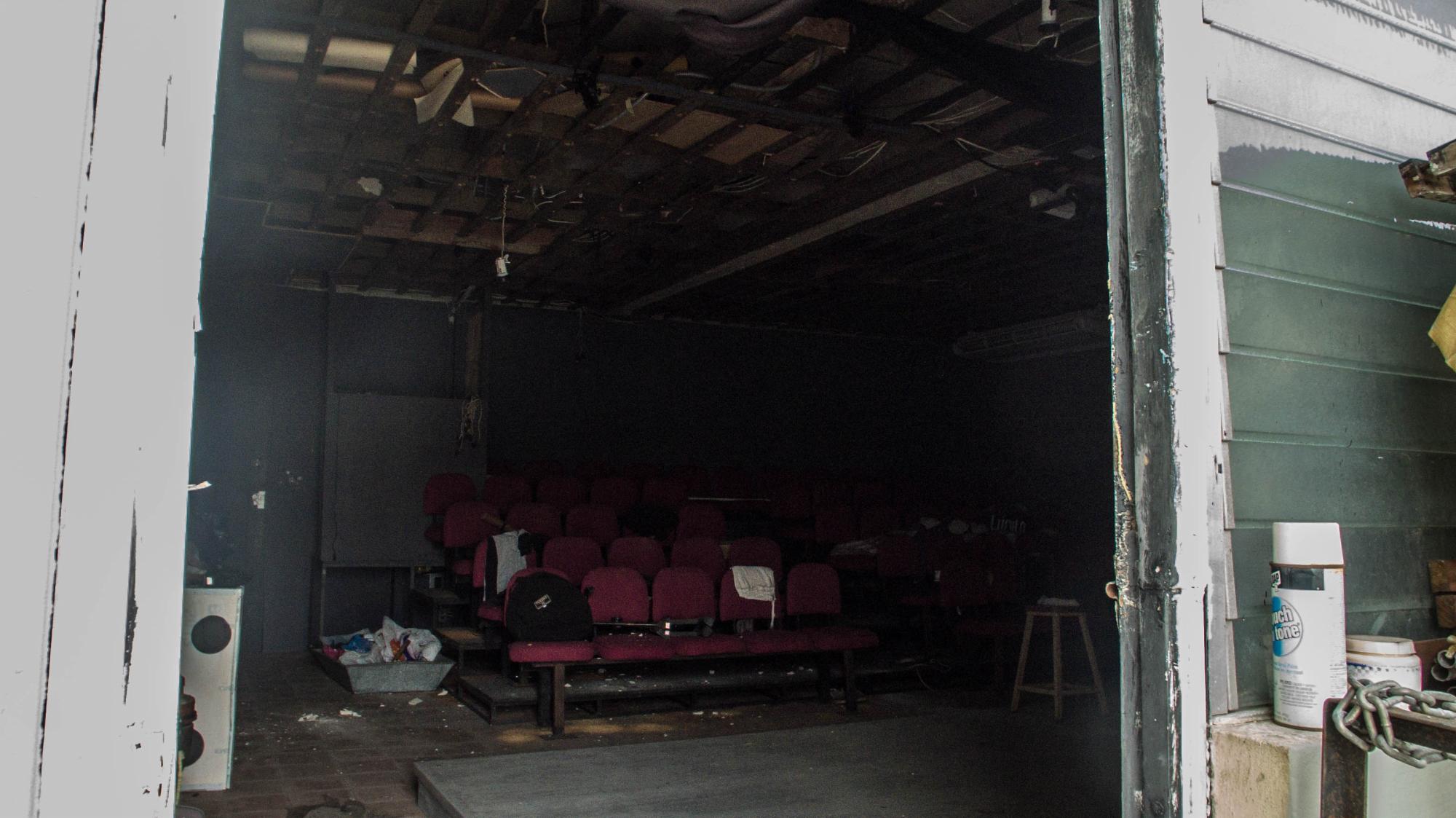 Un pequeño teatro en estado de abandono en la cuarta planta.