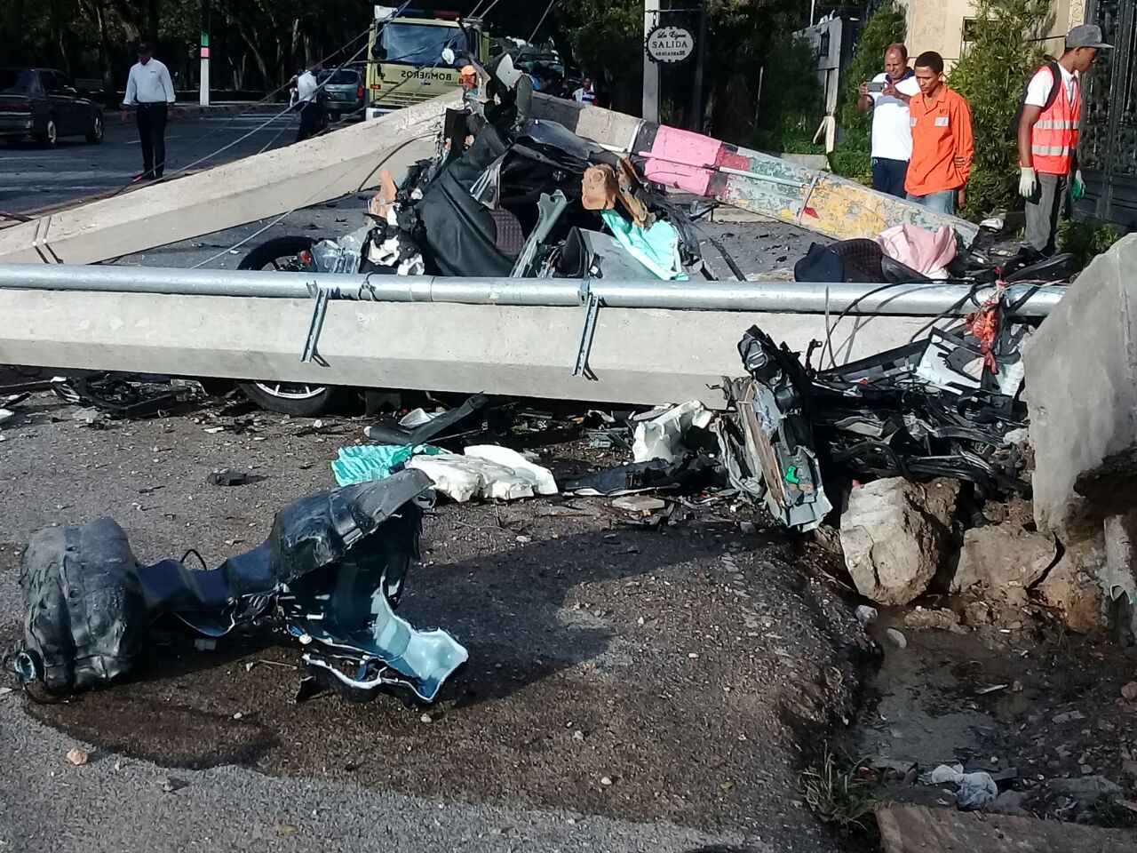 Brigadas de Edeeste y Obras Públicas intentan reestablecer el servicio eléctrico en el sector y viabilizan el tránsito, parcialmente desviado en el lugar del choque.