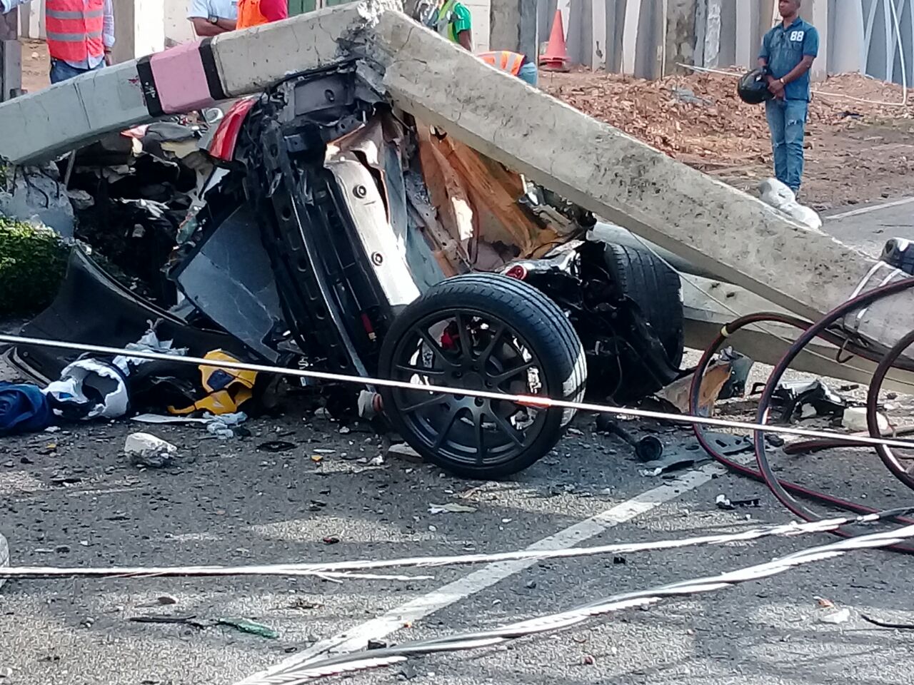 Brigadas de Edeeste y Obras Públicas intentan reestablecer el servicio eléctrico en el sector y viabilizan el tránsito, parcialmente desviado en el lugar del choque.