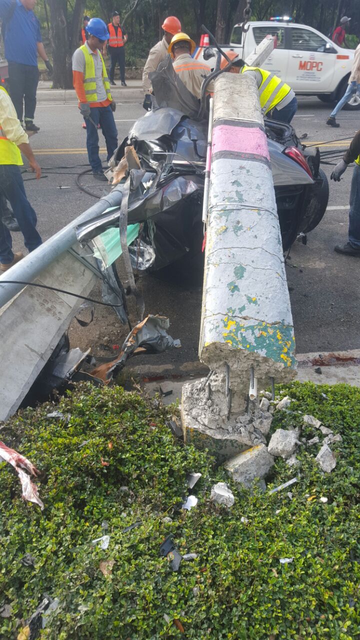 Brigadas de Edeeste y Obras Públicas intentan reestablecer el servicio eléctrico en el sector y viabilizan el tránsito, parcialmente desviado en el lugar del choque.