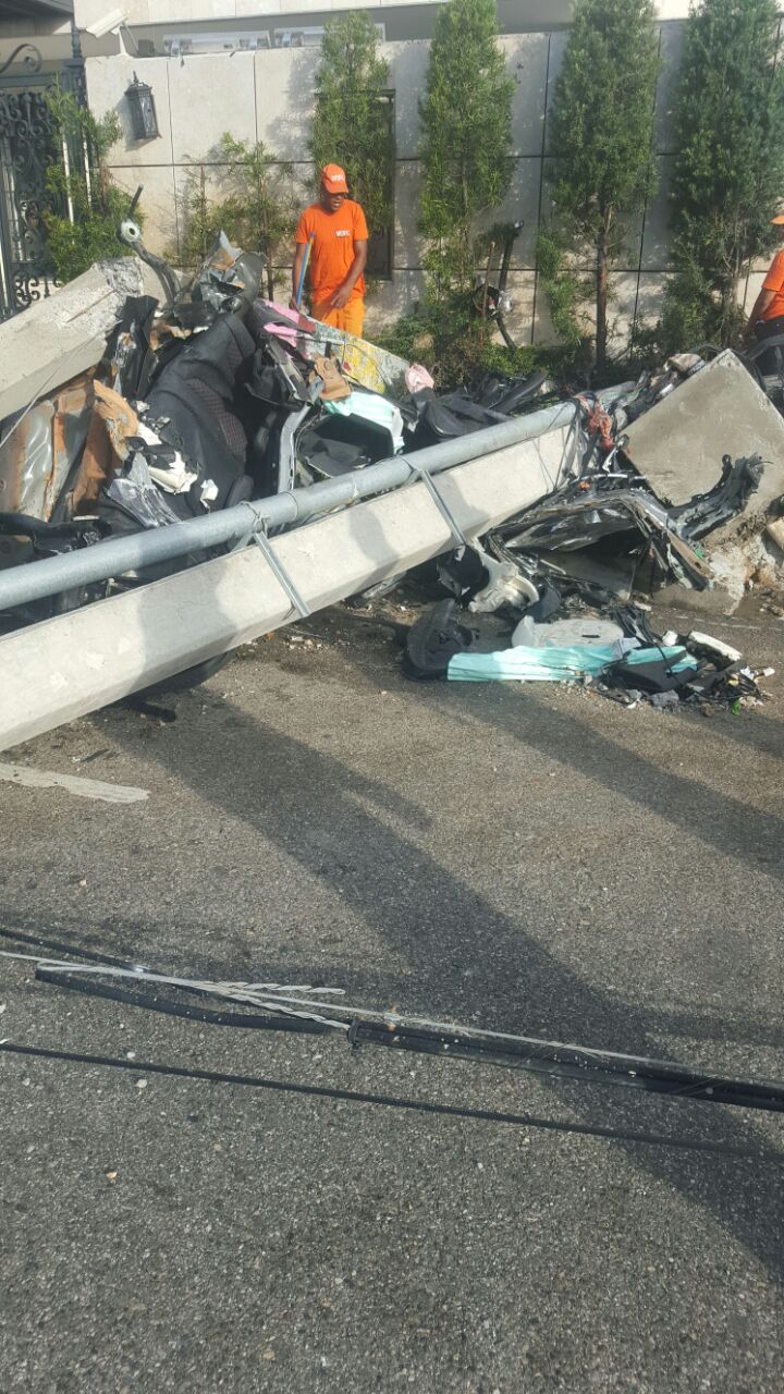 Brigadas de Edeeste y Obras Públicas intentan reestablecer el servicio eléctrico en el sector y viabilizan el tránsito, parcialmente desviado en el lugar del choque.