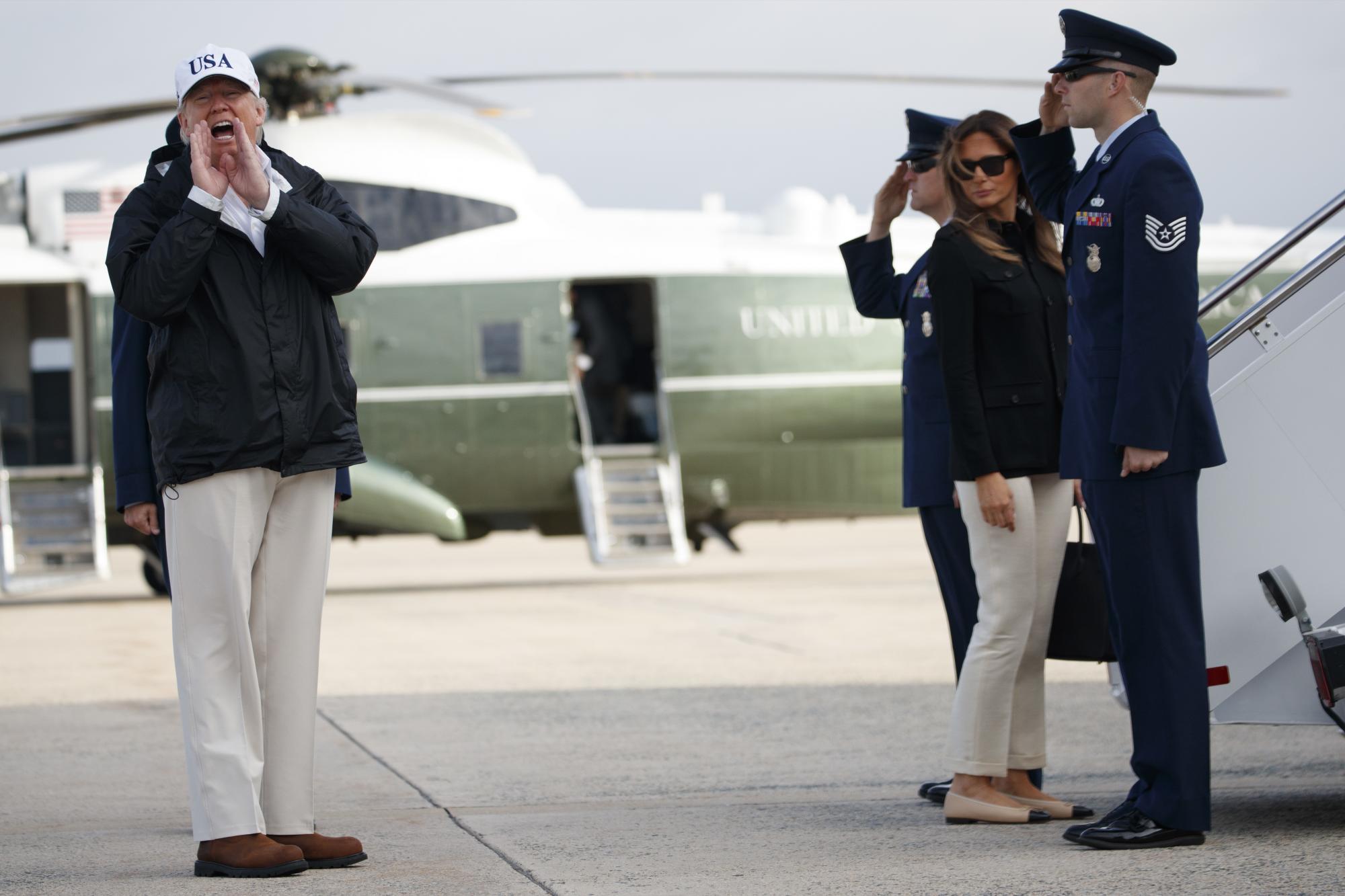El presidente Donald Trump responde a una pregunta de los reporteros cuando aborda Air Force One con la primera dama Melania Trump para un viaje a Florida el jueves 14 de septiembre de 2017 en la Base Aérea Andrews, Maryland (AP Photo / Evan Vucci)