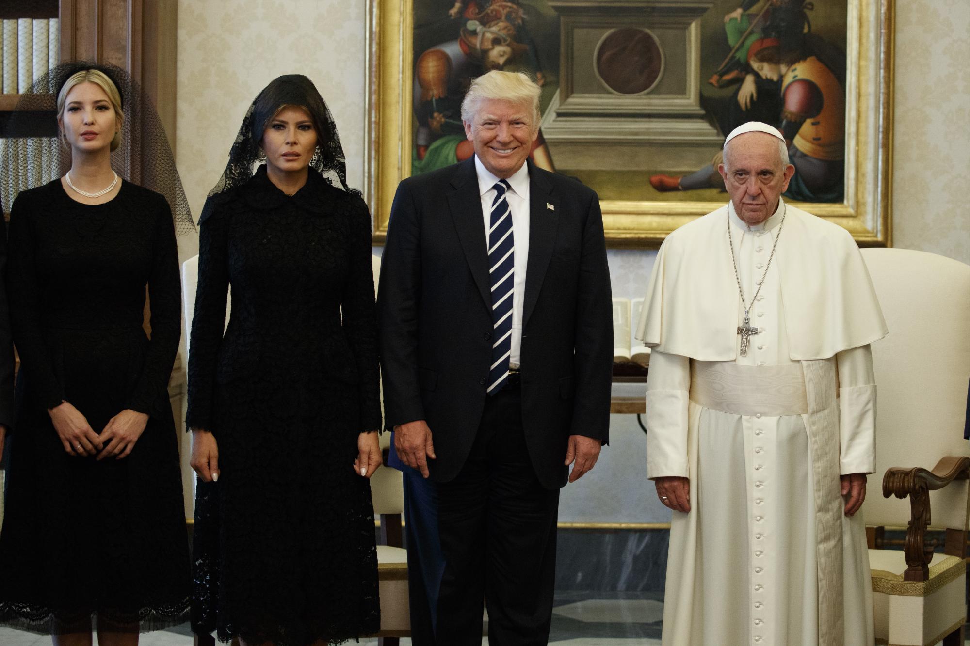 Ivanka Trump, la primera dama Melania Trump y el presidente Donald Trump se ponen de pie junto con el Papa Francisco durante una reunión, el miércoles 24 de mayo de 2017, en el Vaticano. (Foto AP / Evan Vucci, Archivo)