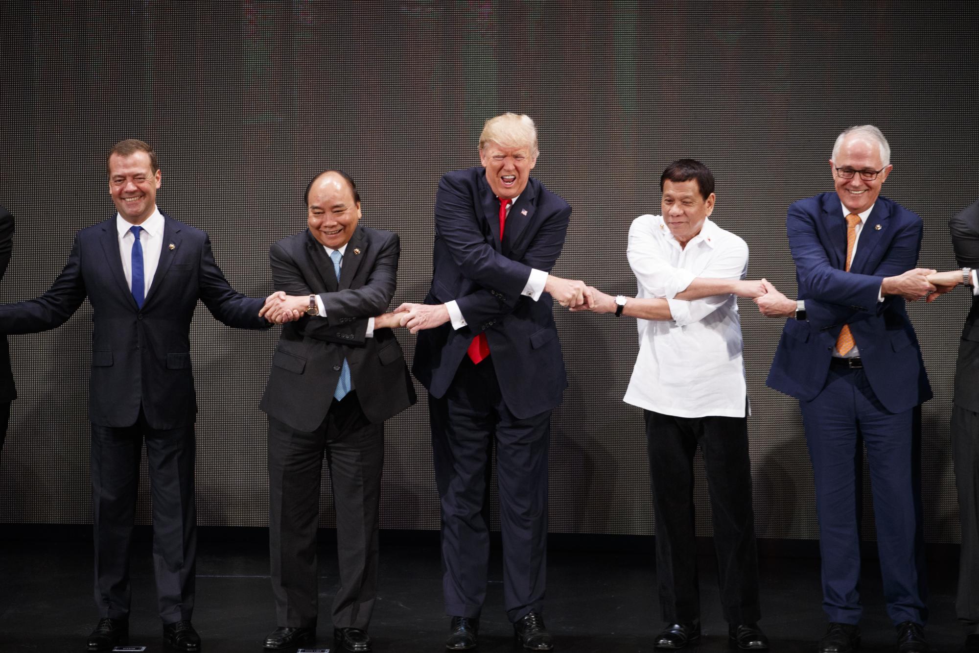 El presidente Donald Trump y el presidente de Filipinas, Rodrigo Duterte, asisten a la ceremonia de apertura en la Cumbre de la ASEAN en el Centro Cultural de Filipinas, el lunes 13 de noviembre de 2017 en Manila, Filipinas. T (Foto AP / Andrew Harnik, Archivo)