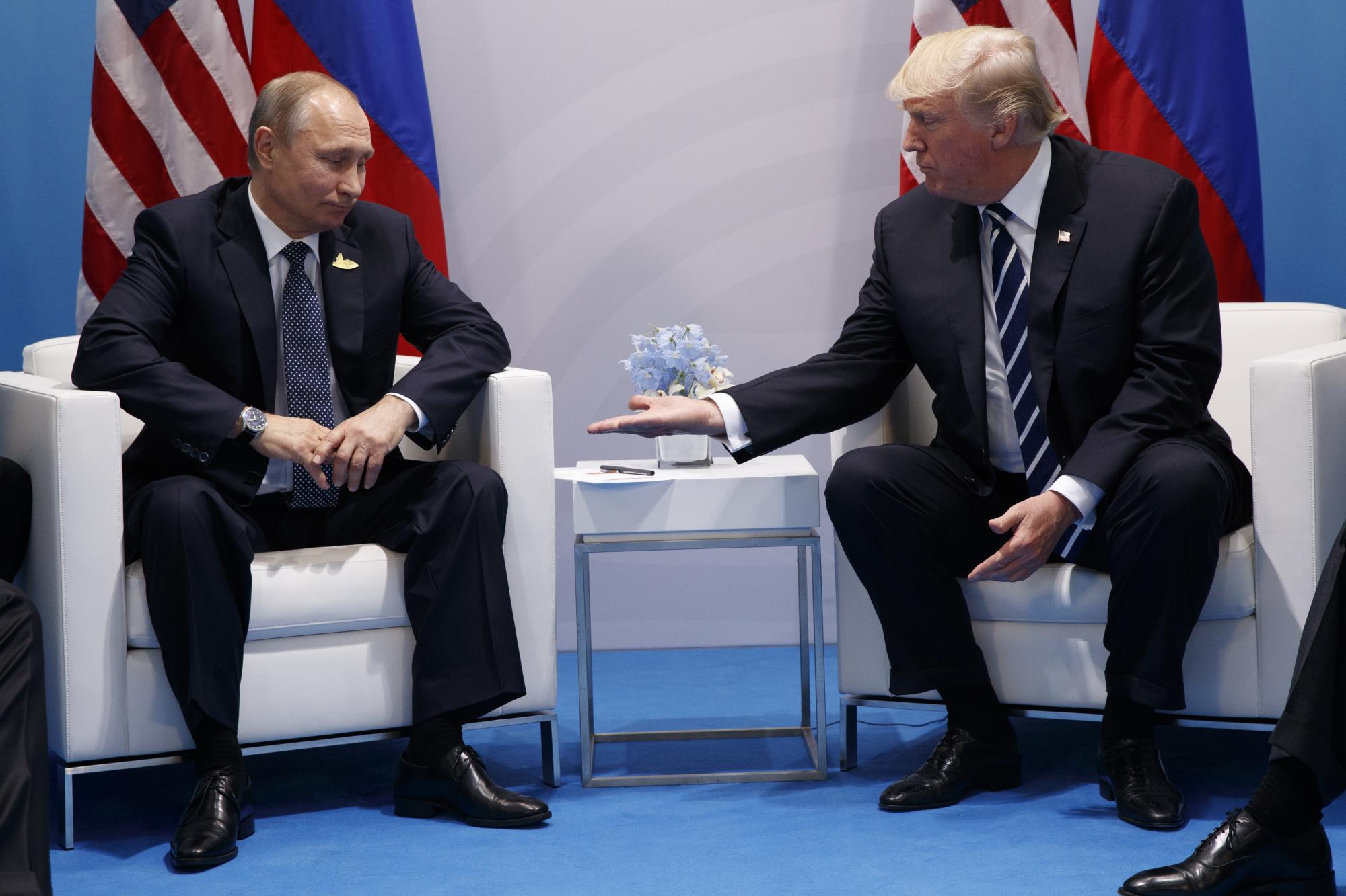 El presidente Donald Trump se reúne con el presidente ruso, Vladimir Putin, en la Cumbre del G20, el viernes 7 de julio de 2017, en Hamburgo. (AP Photo / Evan Vucci)