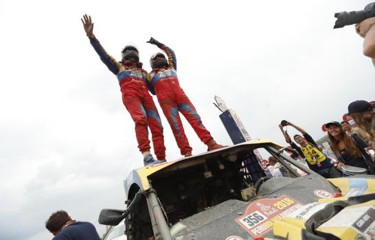 El español Carlos Sainz gana su segundo Dakar 