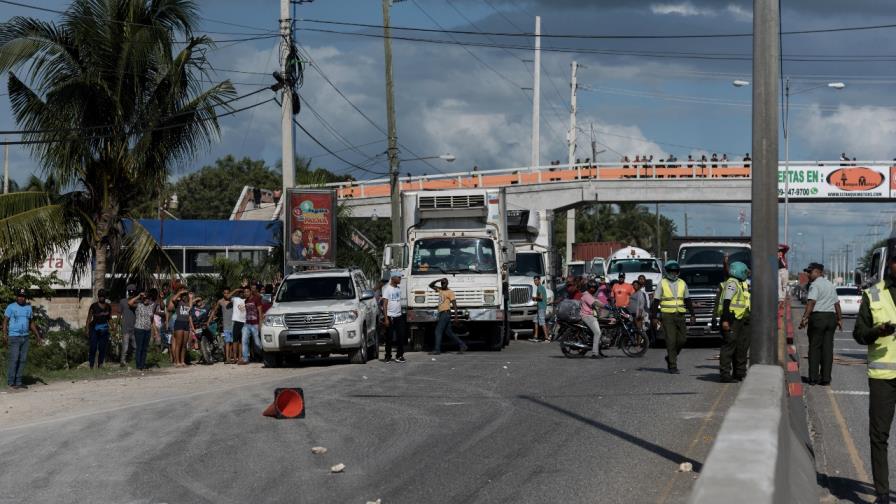 Amenazan fotorreportero de Diario Libre cubría quema de patrulla de Amet