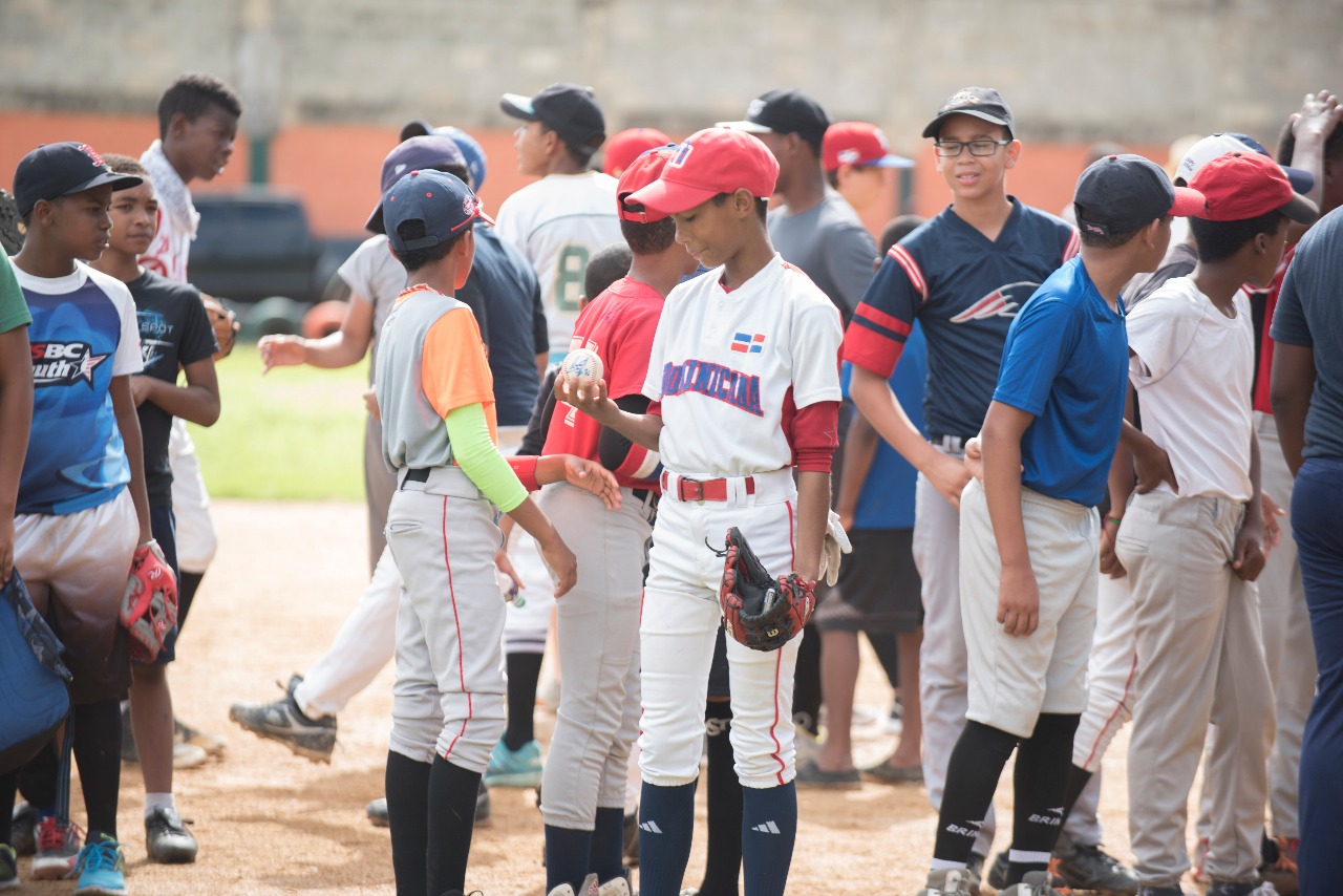 Niños en las clínicas de béisbol de Los González Baseball Academy.