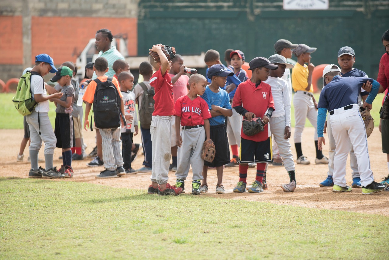 Infantes en espera de las clínicas de béisbol. 