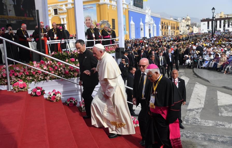 El papa concluye su visita Perú con reunión con obispos y misa campal en Lima