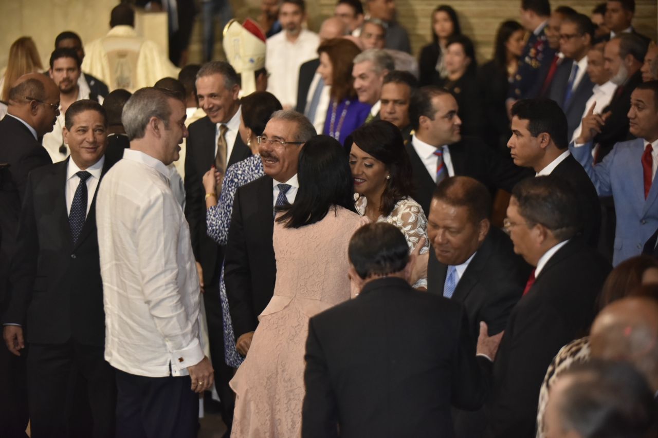 El presidente Danilo Medina y su esposa Cándida Montilla saludan al dirigente opositor Luis Abinader y a su esposa Raquel Arbaje, el 21 de enero de 2018.