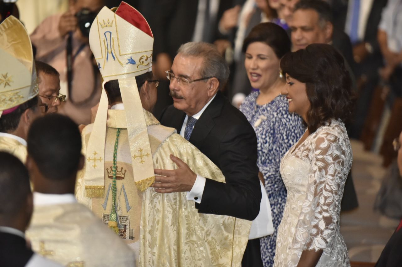 El presidente Danilo Medina saluda al obispo de la Diócesis de Nuestra Señora de la Altagracia en Higüey, Nicanor Peña, el 21 de enero de 2018.
