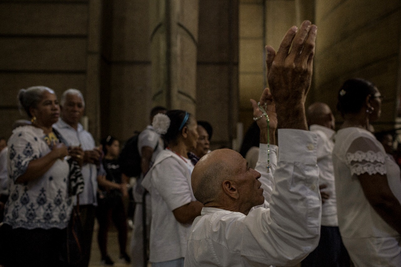 Un hombre reza en la Basílica de Nuestra Señora de la Altagracia, el 21 de enero de 2018.
