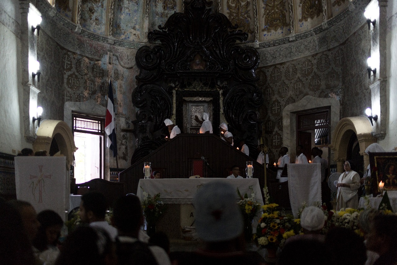 La gente hace fila para tocar el altar donde está la imagen de la Virgen de la Altagracia, el 21 de enero de 2018.