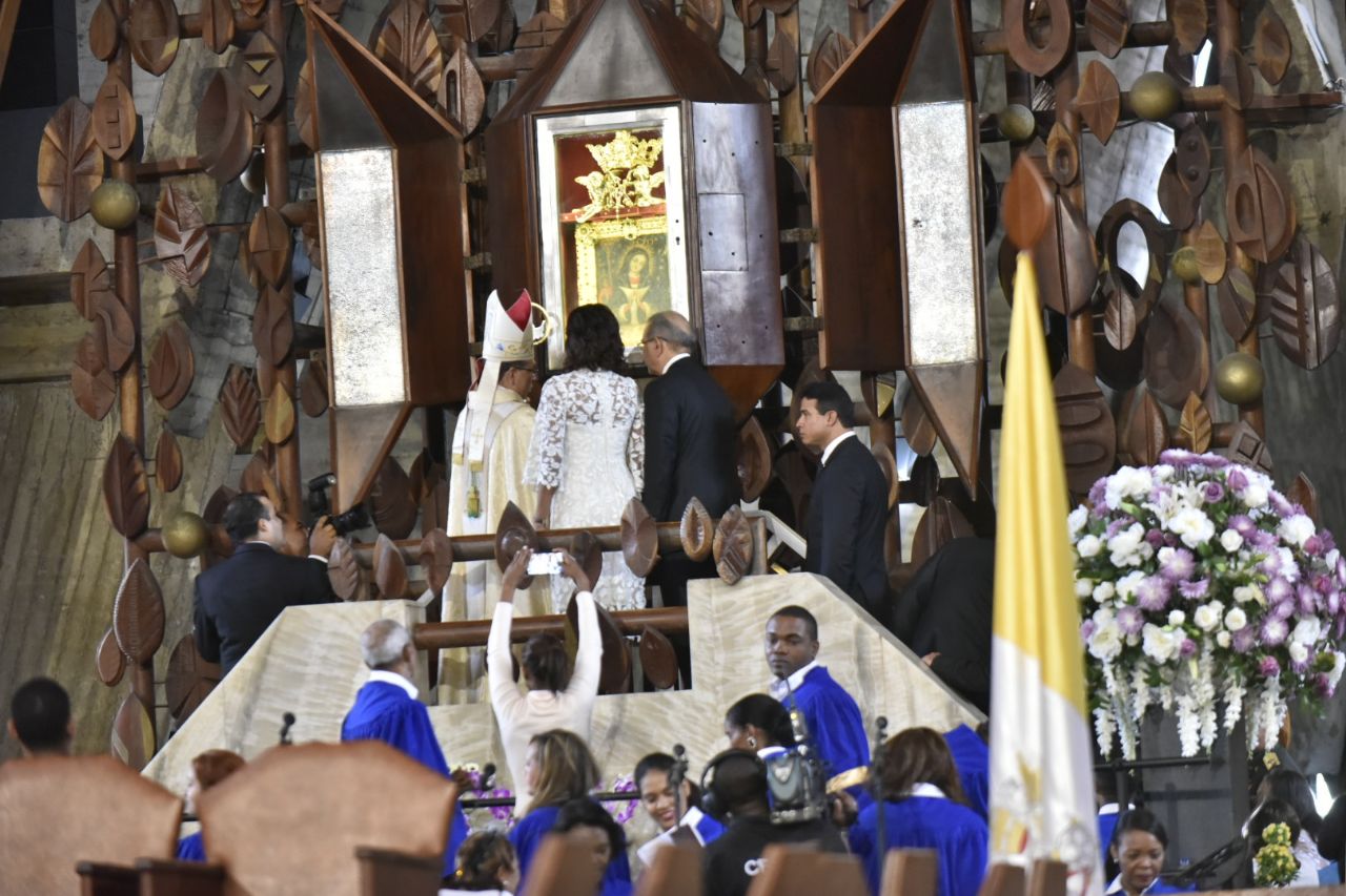 El presidente Danilo Medina y su esposa en el altar de la Virgen de la Altagracia, el 21 de enero de 2018.