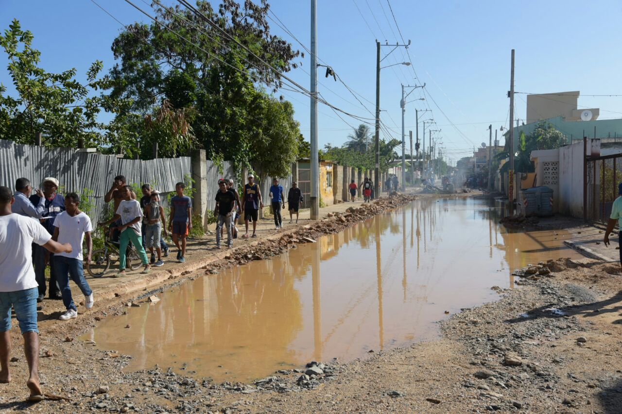 Calle en mal estado en el sector Brisas del Este, Santo Domingo Este.