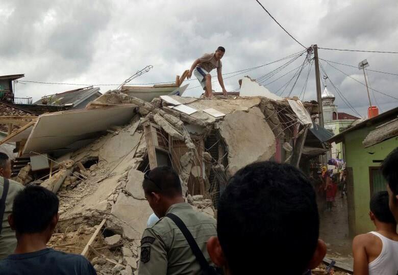 Terremoto de 6.4 grados en la principal isla de Indonesia causa destrucción y pánico