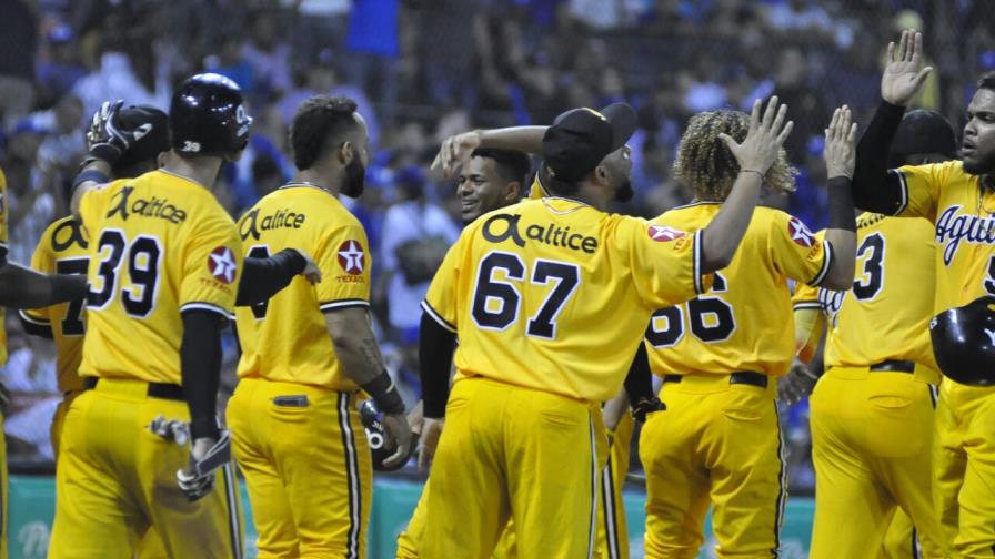 Águilas remontan y aplastan al Licey con Camargo oportuno y un pitcheo efectivo
