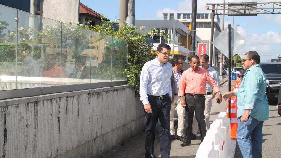 Alcalde del Distrito Nacional busca recuperar acera de la avenida Kennedy Alcalde del Distrito Nacional busca recuperar acera de la avenida Kennedy