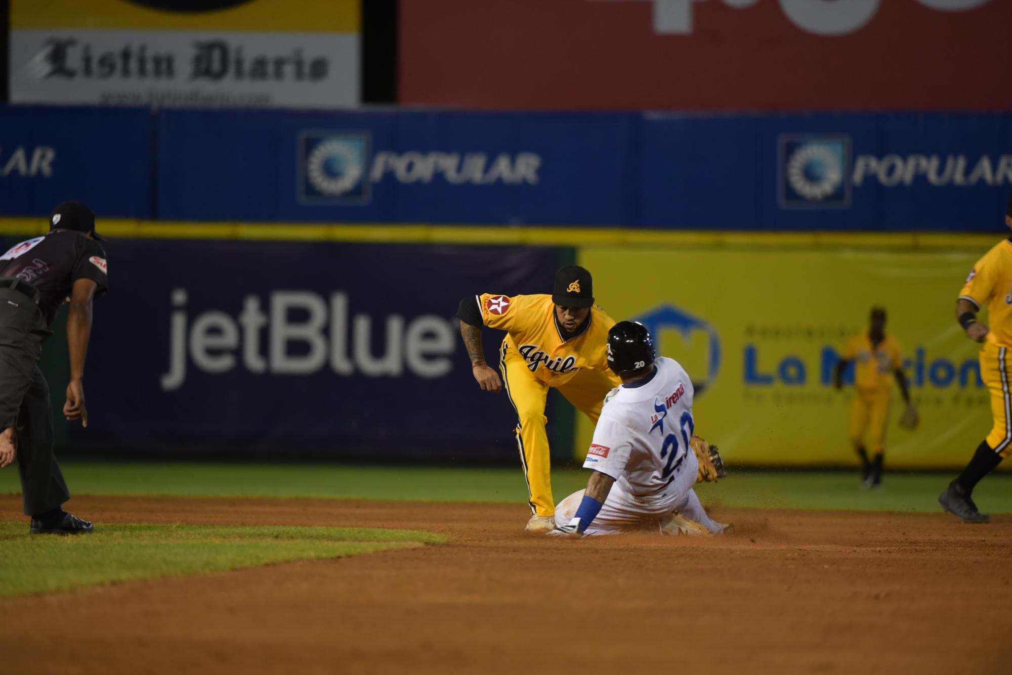 Momento de acción en el primer partido de la Serie Final del torneo de béisbol otoño/invernal de la República Dominicana.