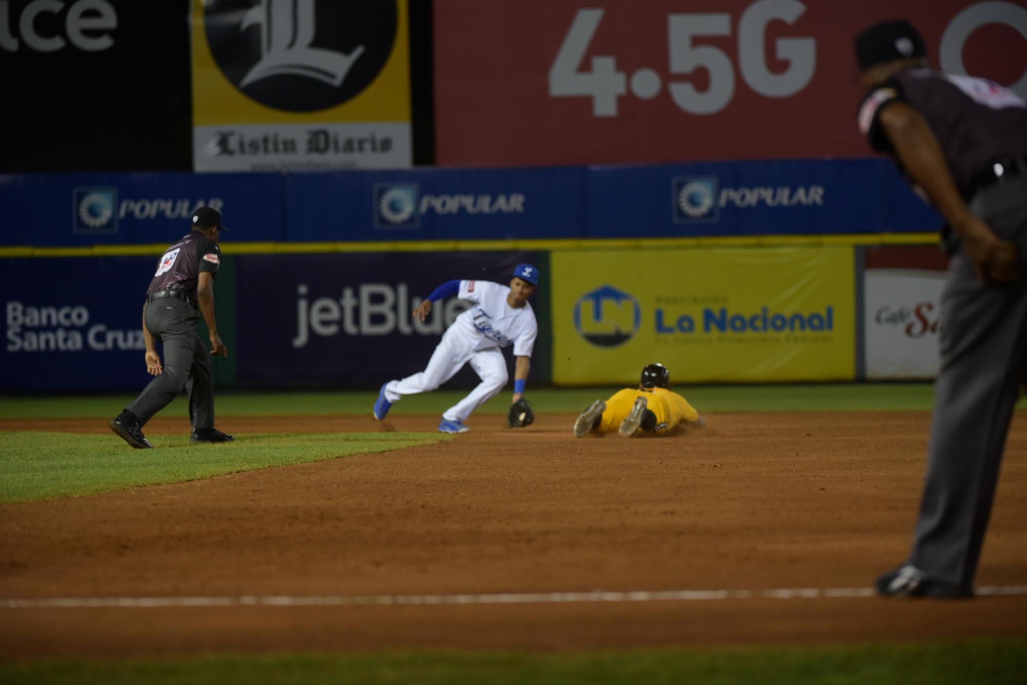 Momento de acción en el primer partido de la Serie Final del torneo de béisbol otoño/invernal de la República Dominicana.
