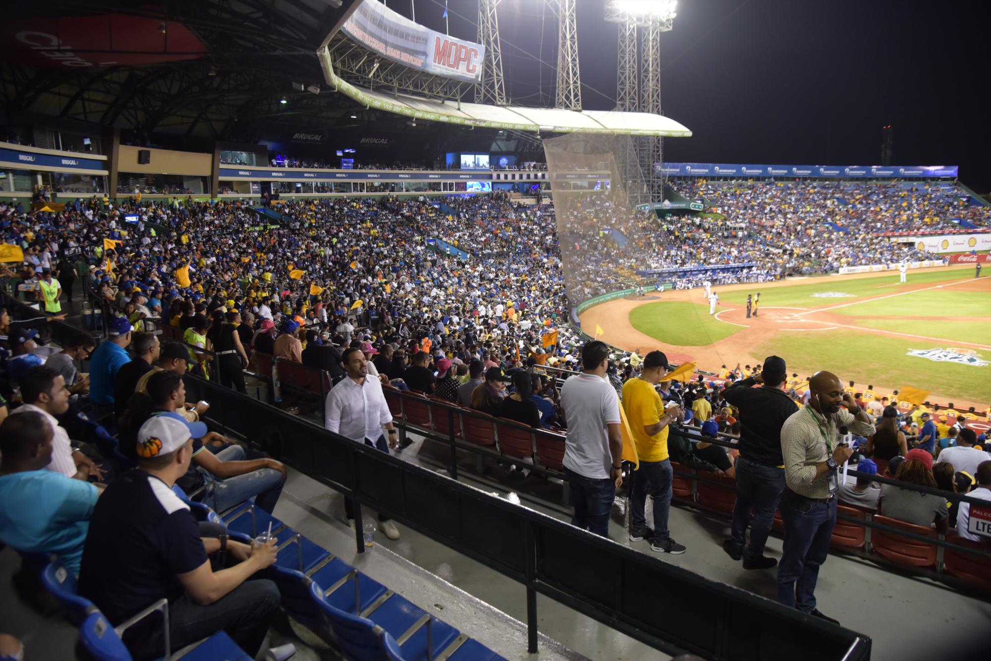 Miles de fanáticos acudieron al Estadio Quisqueya-JM a presenciar el partido Aguilas/Licey en el inicio de la Serie Final del Torneo de béisbol dominicano.