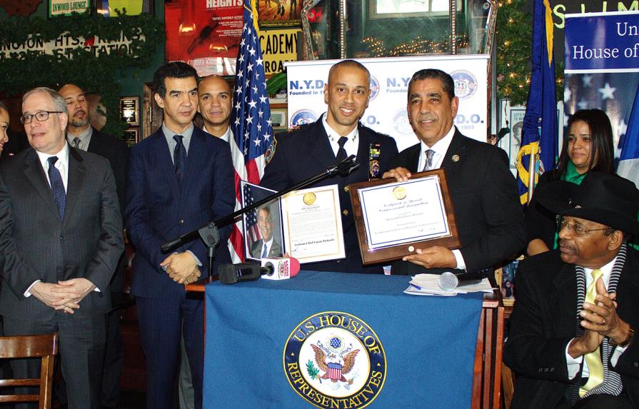 Espaillat, NYPD, líderes y activistas reconocen trayectoria del nuevo subjefe dominicano de la policía 