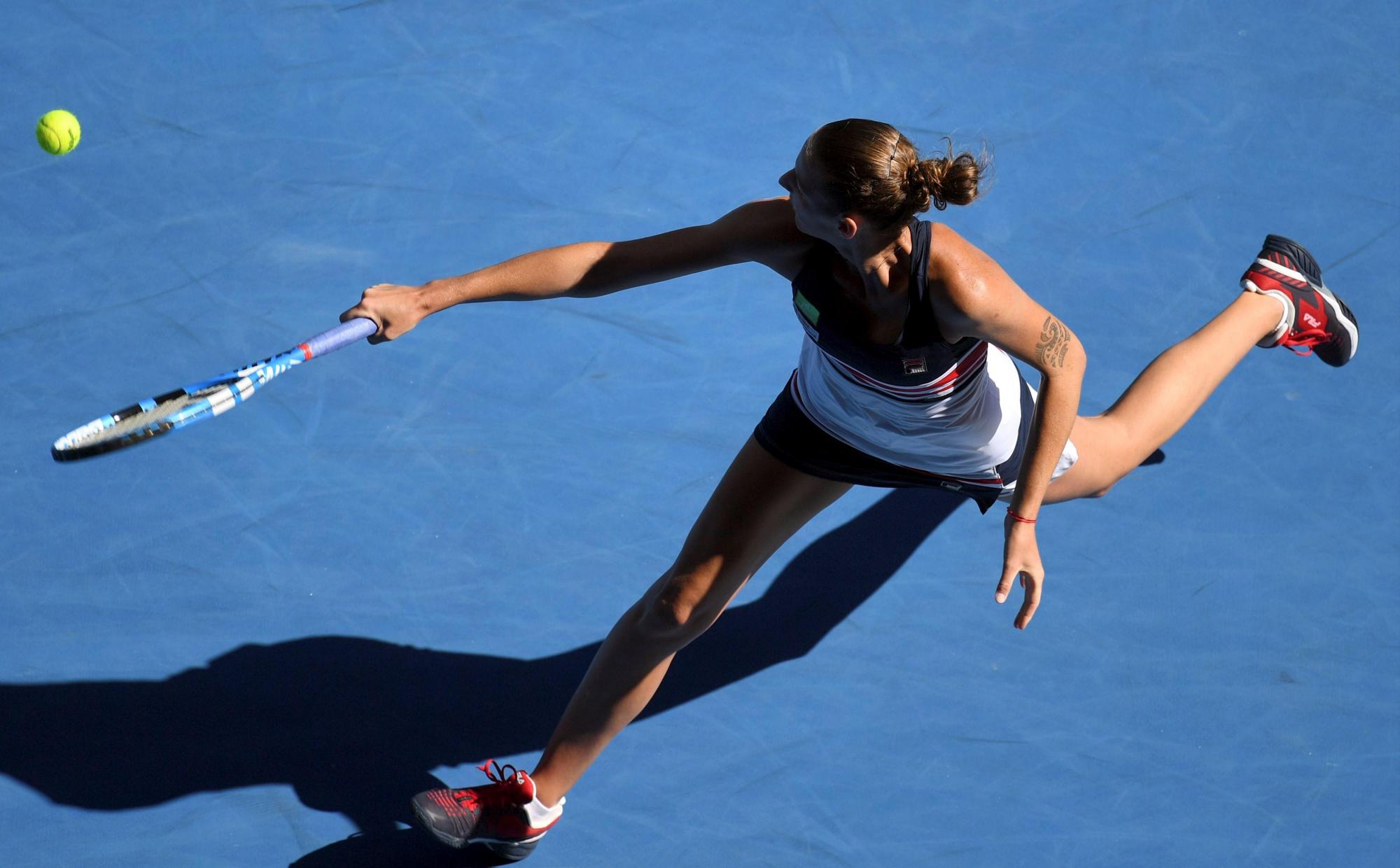 La tenista checa Karolina Pliskova devuelve la bola a la rumana Simona Halep durante el partido que enfrentó a ambas en los cuartos de final del Abierto de Australia el 24 de enero de 2017.