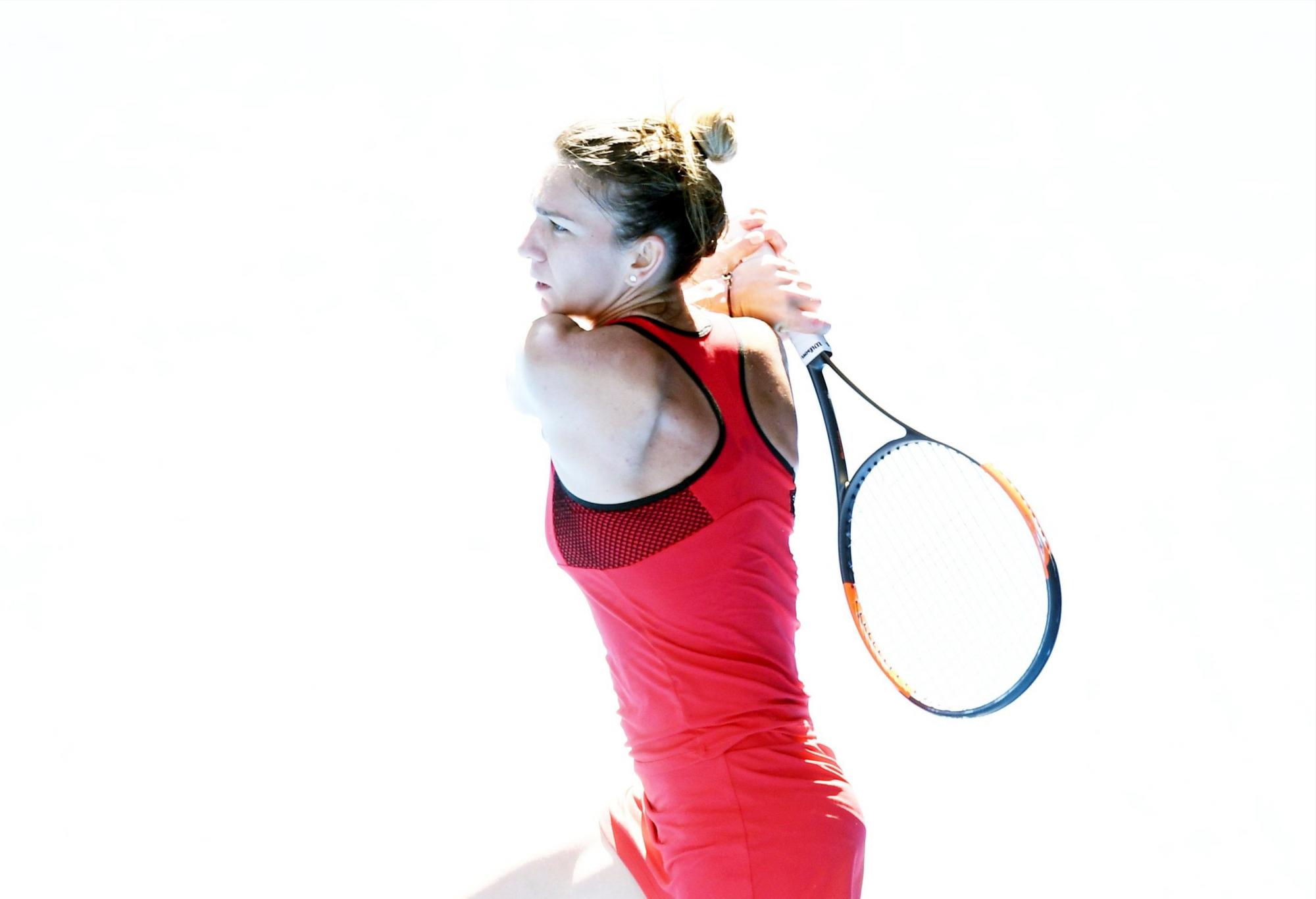 La tenista rumana Simona Halep devuelve la bola a la checaKarolina Pliskova durante el partido que enfrentó a ambas en los cuartos de final del Abierto de Australia el 24 de enero de 2017.