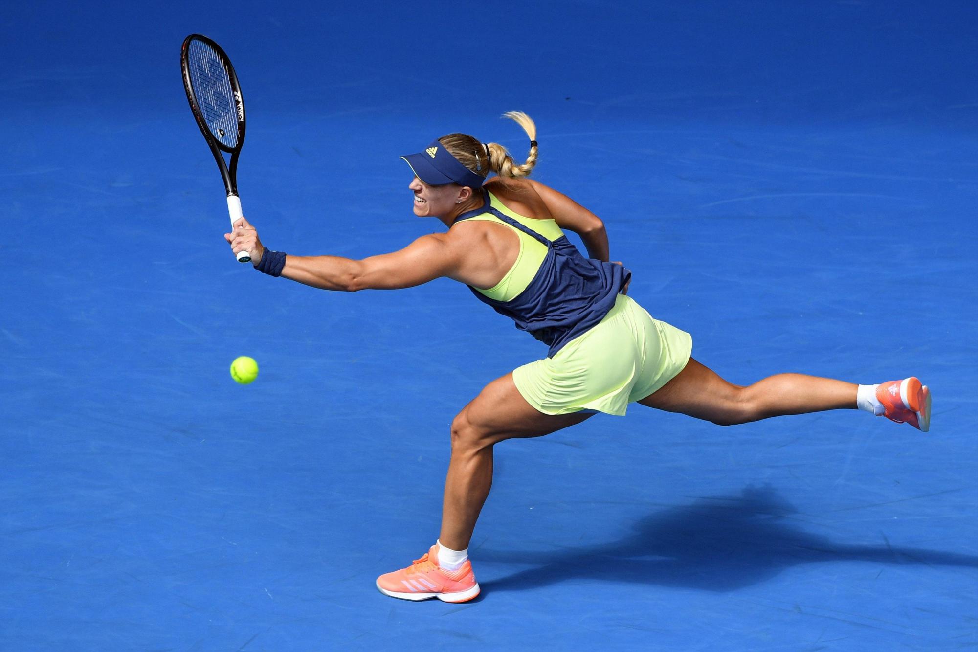 La alemana Angelique Kerber en acción ante la estadounidense Madison Keys el miércoles 24 de enero de 2018, durante un juego de las semifinales del Abierto de Tenis de Australia 2018, que se juega en Melburne (Australia).