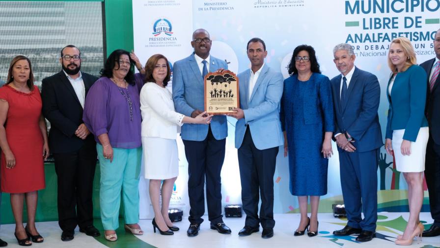 Declaran al municipio Santo Domingo Este territorio libre de analfabetismo
Declaran al municipio Santo Domingo Este libre de analfabetismo