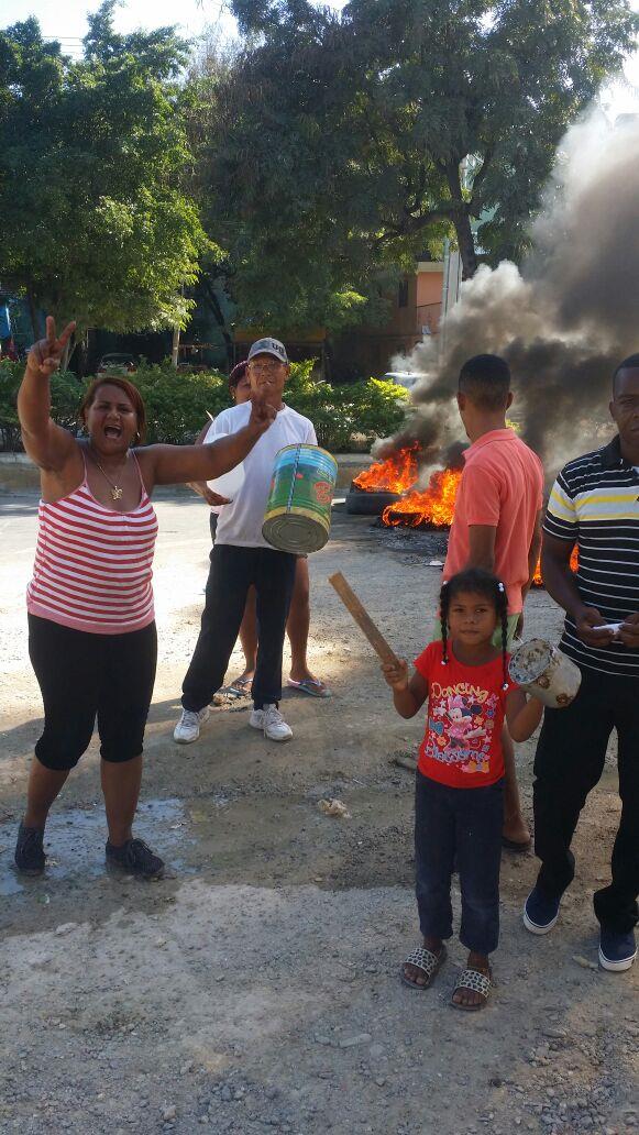 Moradores de Altos II de Sabana Perdida protestan en reclamo de asfalto para sus calles