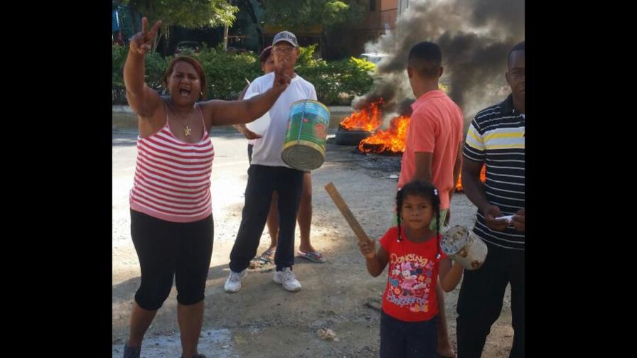 Moradores de Altos II de Sabana Perdida protestan en reclamo de asfalto para sus calles