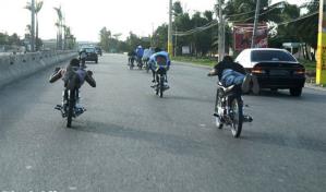 Video | Dos jóvenes rozan la muerte durante carrera clandestina de motores en Hato Mayor