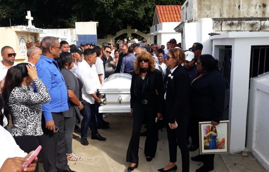 Velan restos de hija de Fefita La Grande: “Su mayimba está muy triste”