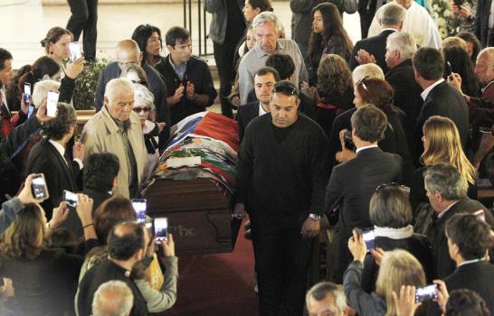 Nicanor Parra es despedido con poemas y canciones en su pueblo, junto al mar 