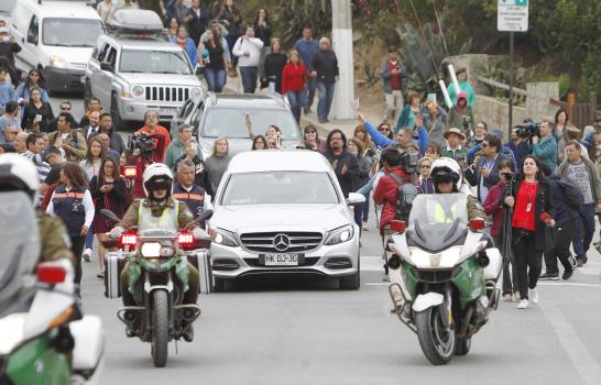 Nicanor Parra es despedido con poemas y canciones en su pueblo, junto al mar 