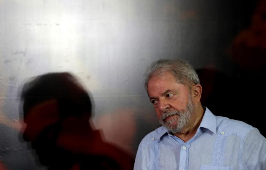 La justicia asesta nuevo golpe a Lula: le prohíbe salir de Brasil
