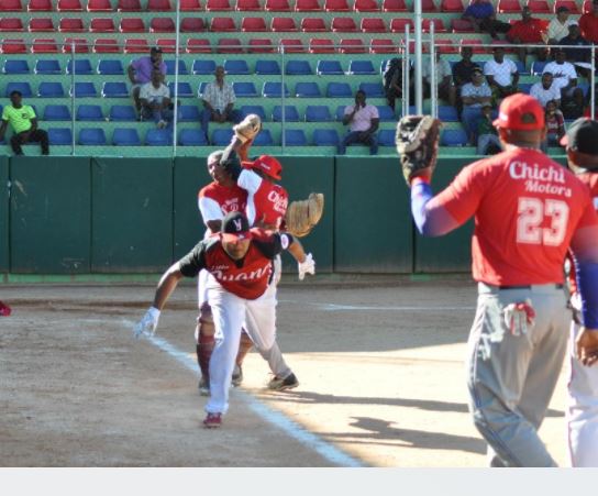 En sóftbol se puede hacer out con bola muerte si la apelación se hace dentro del cuadro interior.