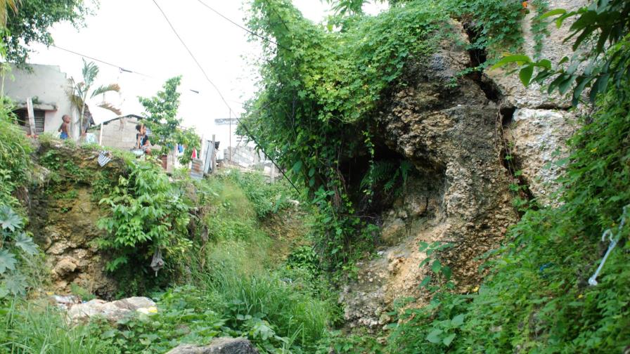 Una madre y sus dos hijas de 7 y 8 años mueren aplastadas tras deslizamiento de tierra en Herrera