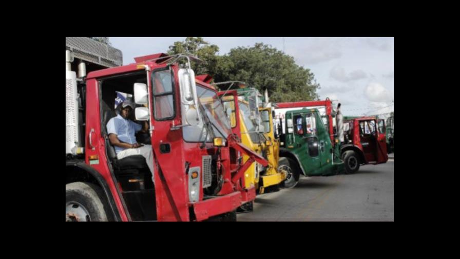 Amable Aristy presta seis camiones recolectores de basura al municipio que dirige su hija