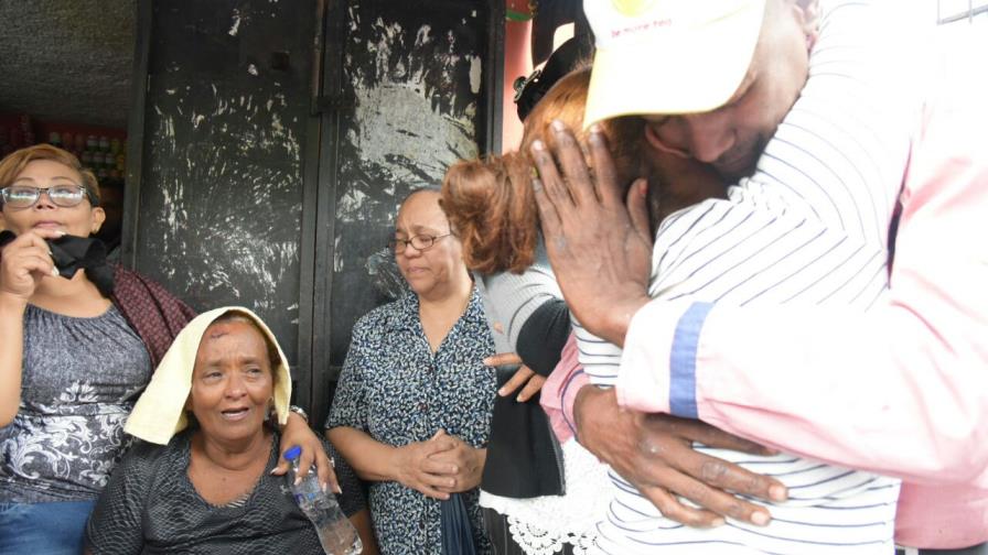 Fotos: Un niño de dos años, su abuela y padre sobrevivieron el derrumbe en el que murieron madre y dos hijas