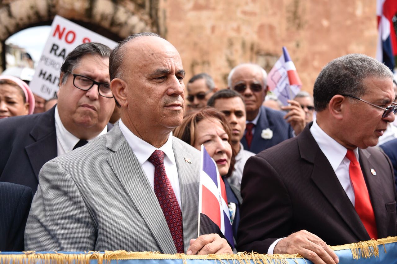 Distintas organizaciones y personalidades acudieron este viernes a la conmemoración del natalicio 205 del Padre de la Patria Juan Pablo Duarte en el Altar de la Patria del Parque Independencia.