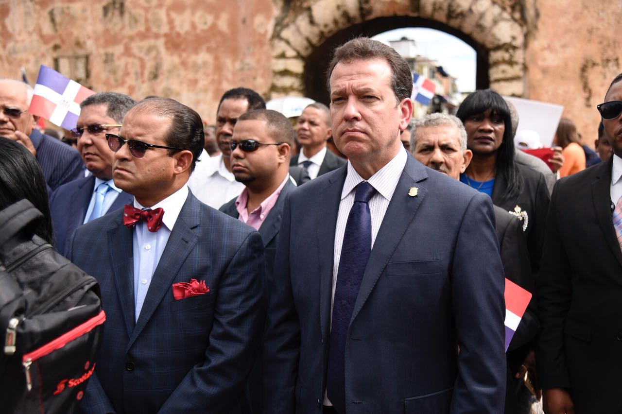 Distintas organizaciones y personalidades acudieron este viernes a la conmemoración del natalicio 205 del Padre de la Patria Juan Pablo Duarte en el Altar de la Patria del Parque Independencia.