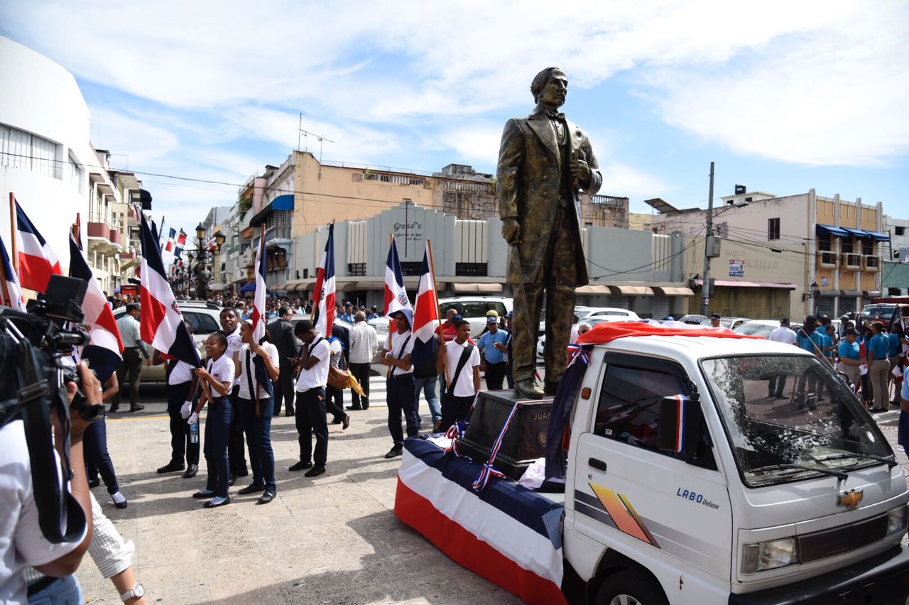 Distintas organizaciones y personalidades acudieron este viernes a la conmemoración del natalicio 205 del Padre de la Patria Juan Pablo Duarte en el Altar de la Patria del Parque Independencia.