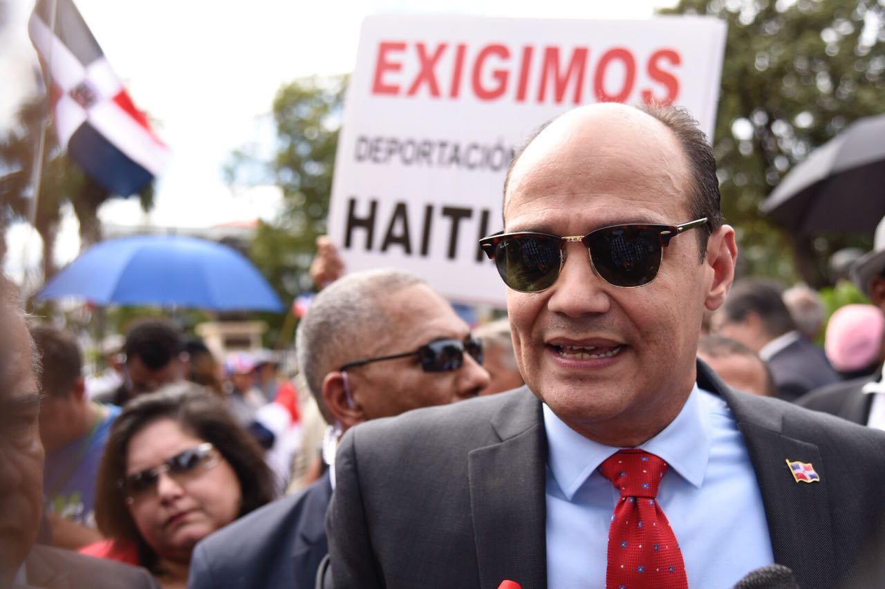 Distintas organizaciones y personalidades acudieron este viernes a la conmemoración del natalicio 205 del Padre de la Patria Juan Pablo Duarte en el Altar de la Patria del Parque Independencia.